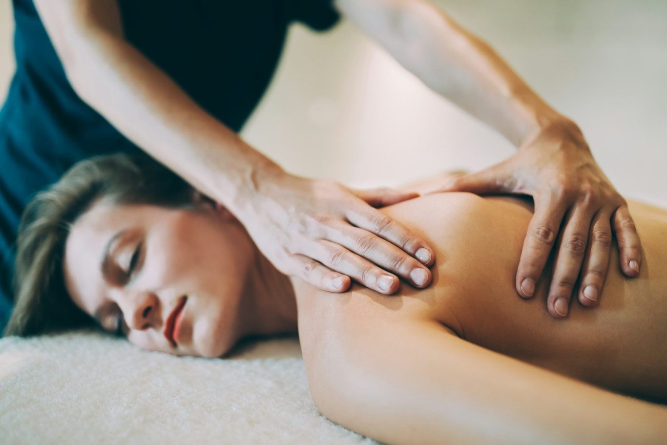 Eine Person erhält eine entspannende Rückenmassage.